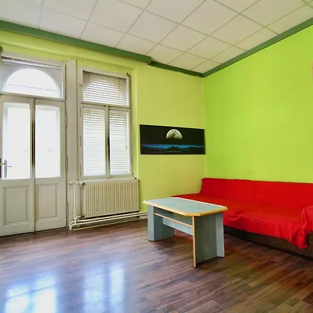 Great 2 Bedroom Flatel On Vinohrady
