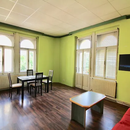 Great 2 Bedroom Flatel On Vinohrady